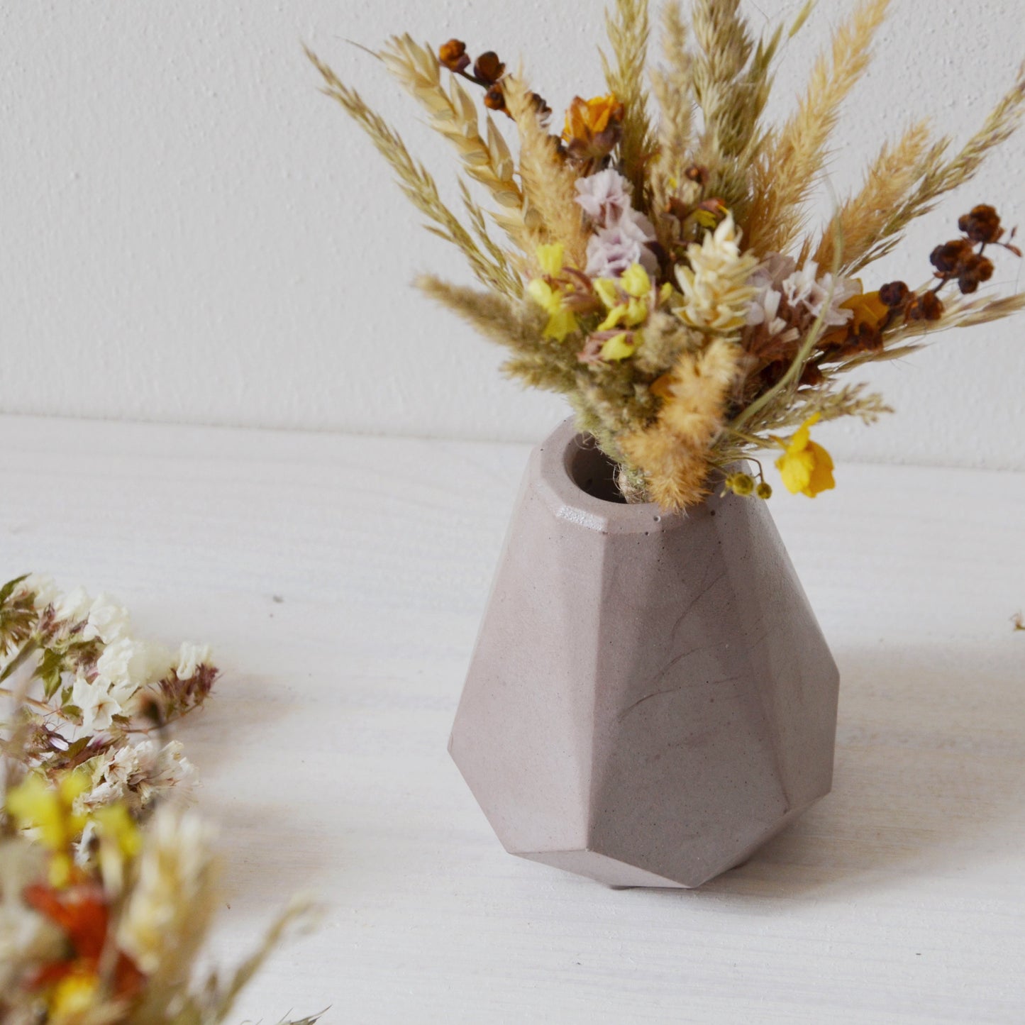concrete vase with dried flowers Květina sušená v betonové vázičce - hnědá diamant. Front point of view.