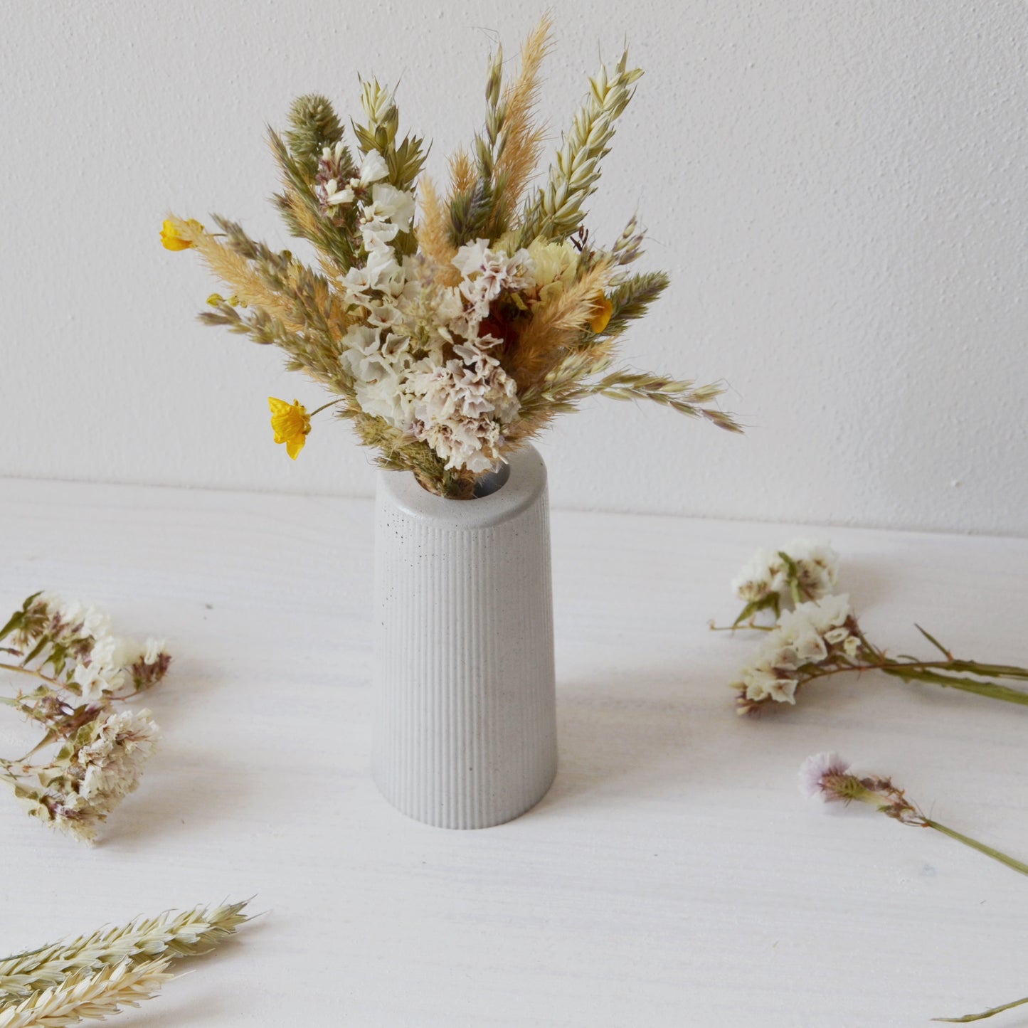 concrete vase with dried flowers Květina sušená v betonové vázičce - světle šedá. Front point of view