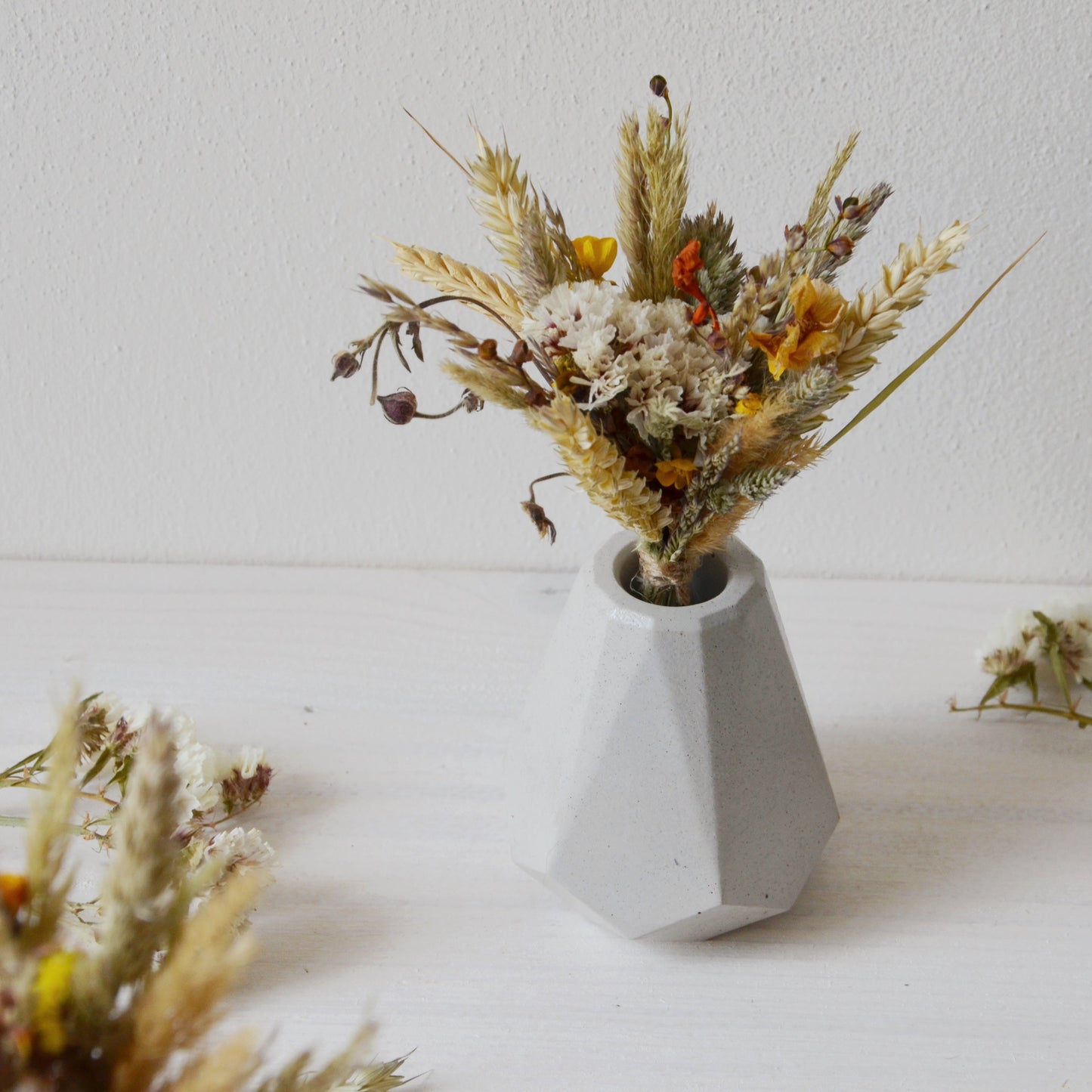 concrete vase with dried flowers Květina sušená v betonové vázičce - světle šedá diamant. Front point of view