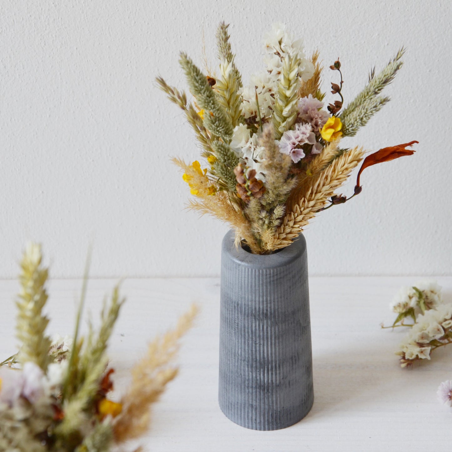 concrete vase with dried flowers Květina sušená v betonové vázičce - tmavě šedá. Front point of view