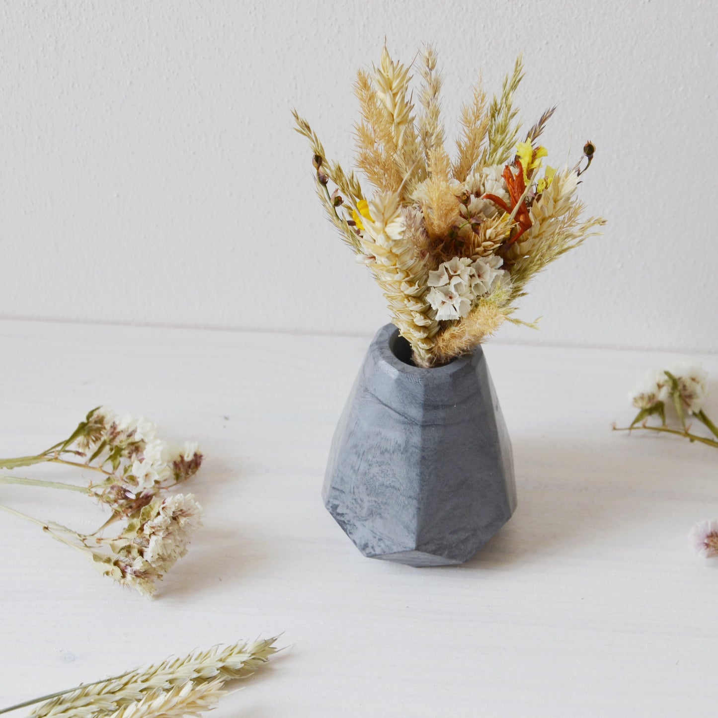 concrete vase with dried flowers Květina sušená v betonové vázičce - tmavě šedá diamant. Front point of view