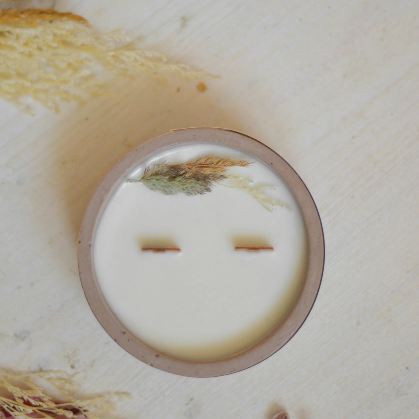 Sojová svíčka se dvěma knoty v hladké betonové nádobě, určená k pálení s vůní jasmínu. Pohled shora