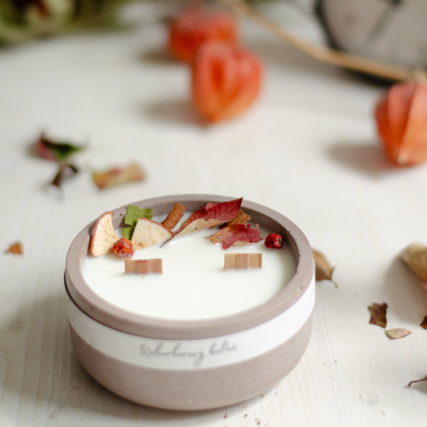 Rebarborová svíčka s vůní rebarborového koláče, aranžovaná v podzimní atmosféře. s drevenymi knoty