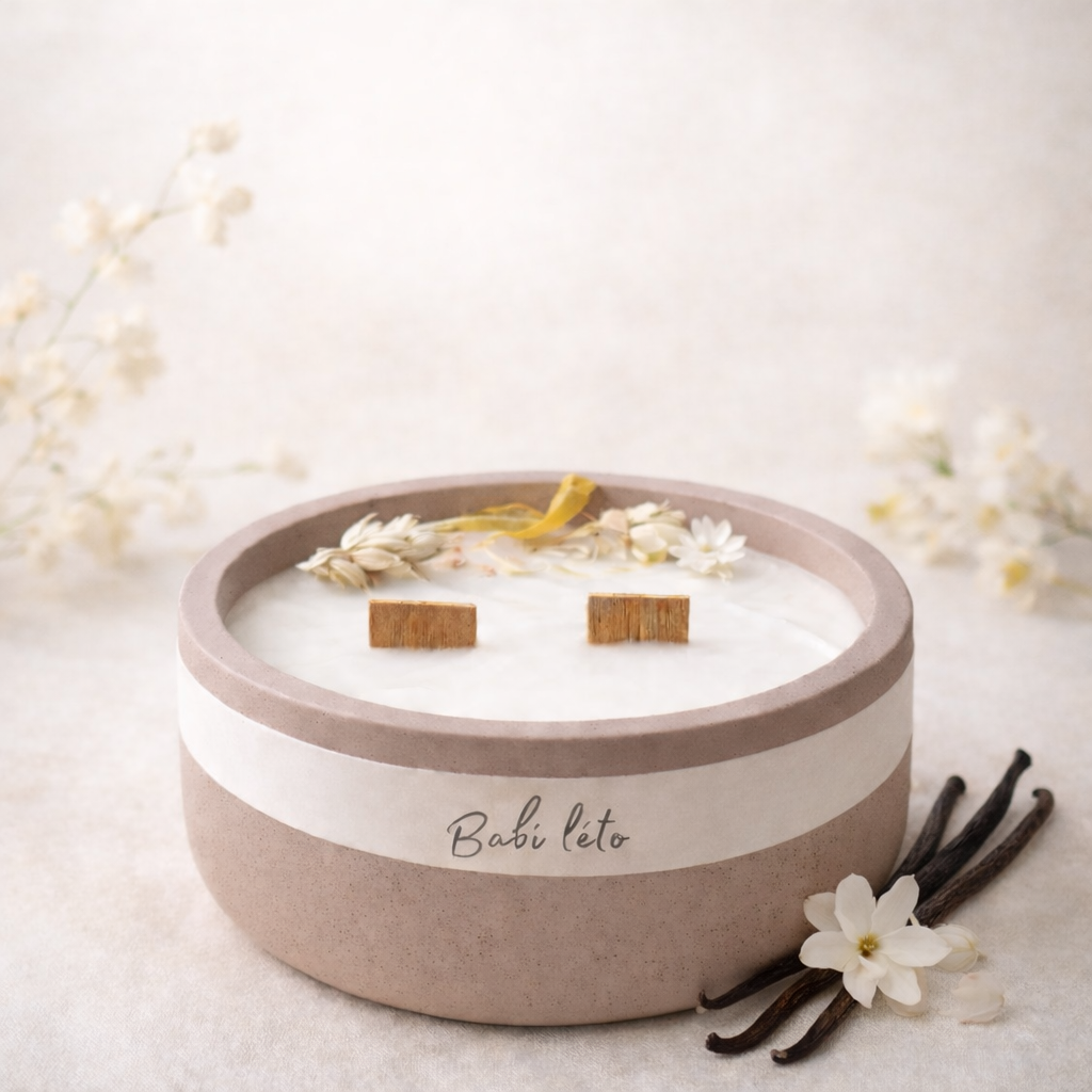 vonná sojová svíčka v betonové nádobě s vůní babího léta, elegantní a přírodní design pro útulnou podzimní atmosféru. s dřevěným knotem. nazdobena s vanilkou a bilymi kvety