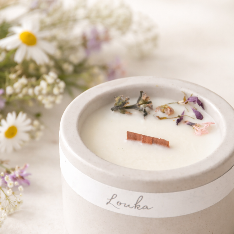 Sójová svíčka s vůní louka v ručně vyráběné betonové nádobce s jedním dřevěným knotem – minimalistický design, přírodní aroma pro útulnou a relaxační atmosféru.