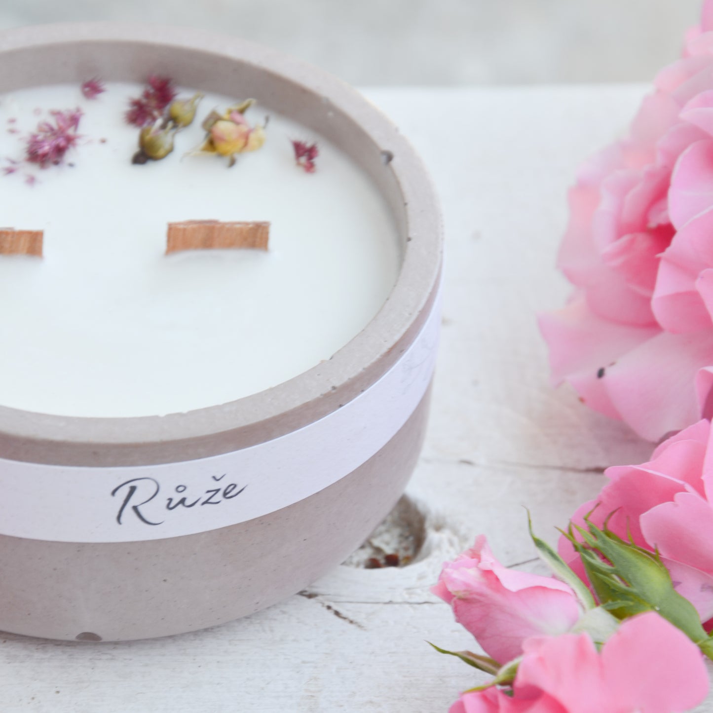 Ručně odlévaná sójová svíčka v betonové nádobce se dvěma dřevěnými knoty, jemná vůně růže, minimalistický přírodní design, ideální pro útulnou atmosféru a moderní interiér.
