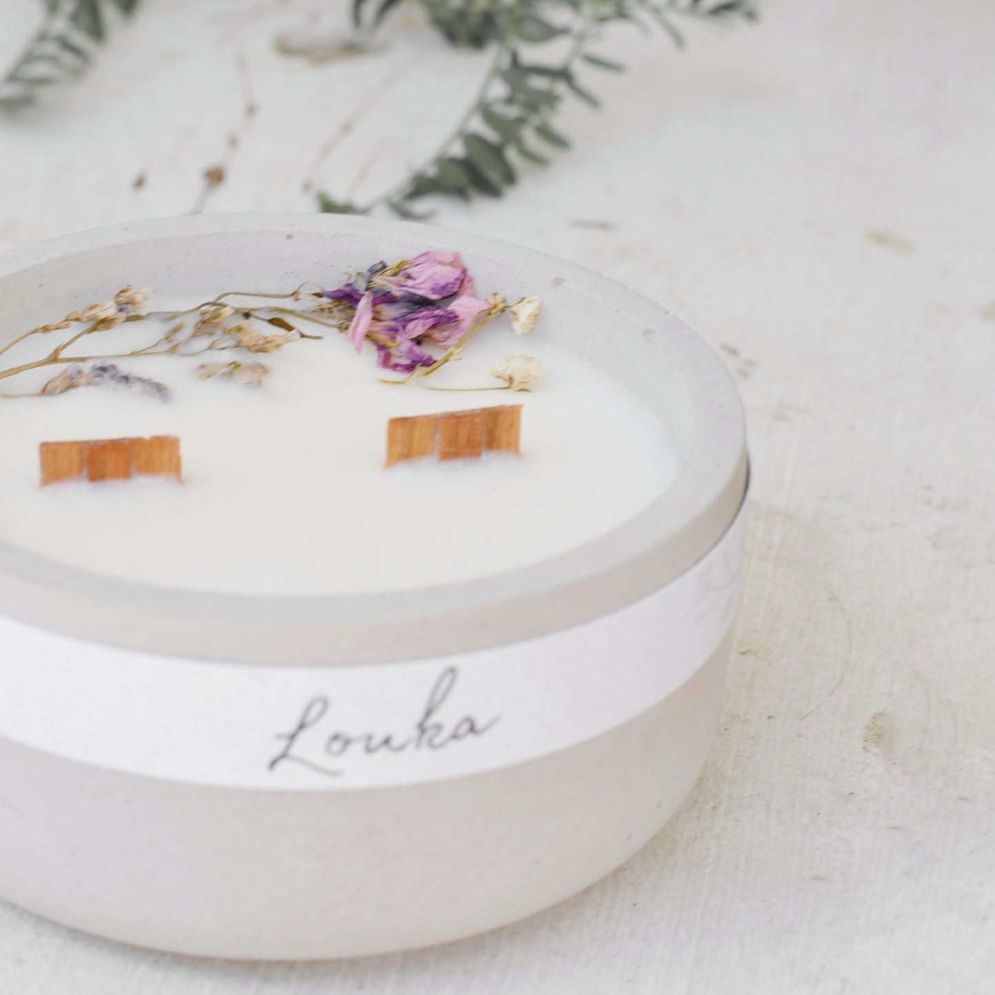 Sójová svíčka v betonové nádobce se dvěma dřevěnými knoty, vůně Louky, moderní minimalistický design, přírodní dekorace do interiéru.
