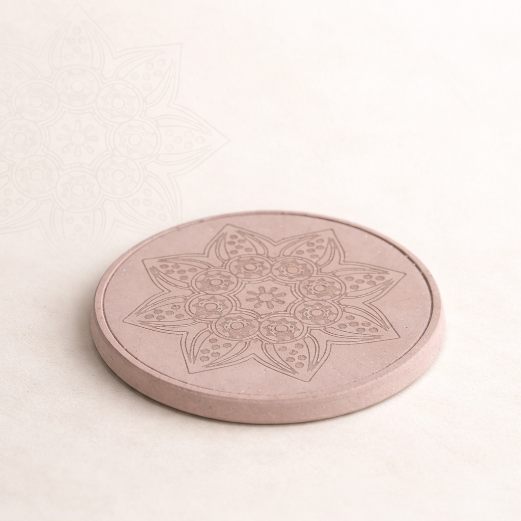 Ručně vyráběný betonový podtácek s jemným mandalovým motivem, focený v minimalistickém přírodním stylu na světlém pozadí.