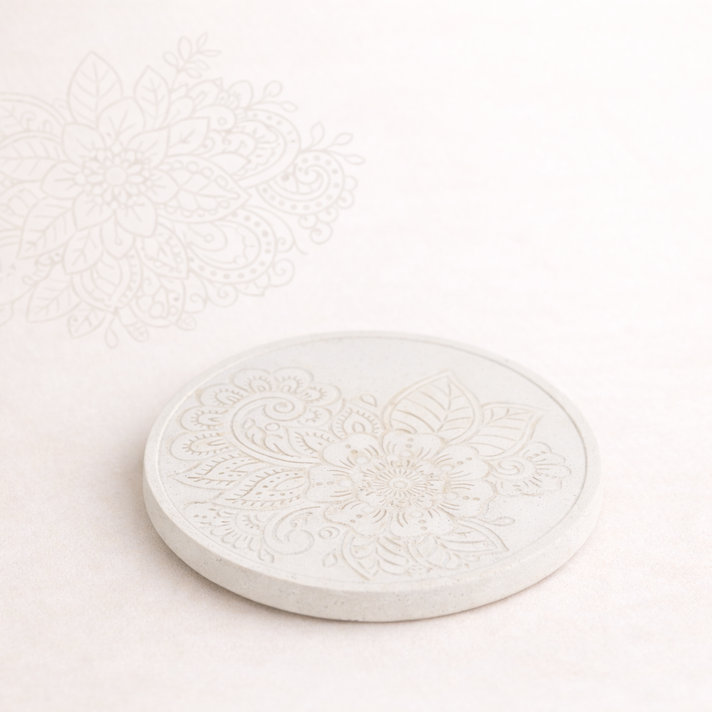 svetl betonovuy podtacek na svetlem pozadi