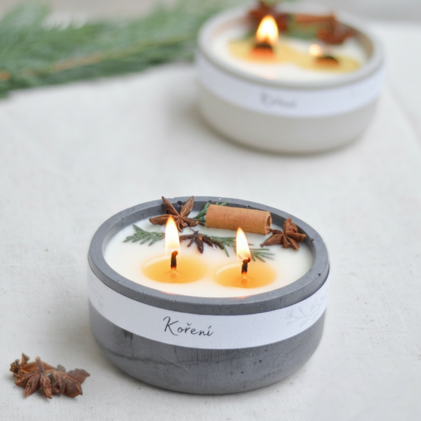 sojova svicka koreni s bavlnenymi knoty, horici se svickou v pozadi