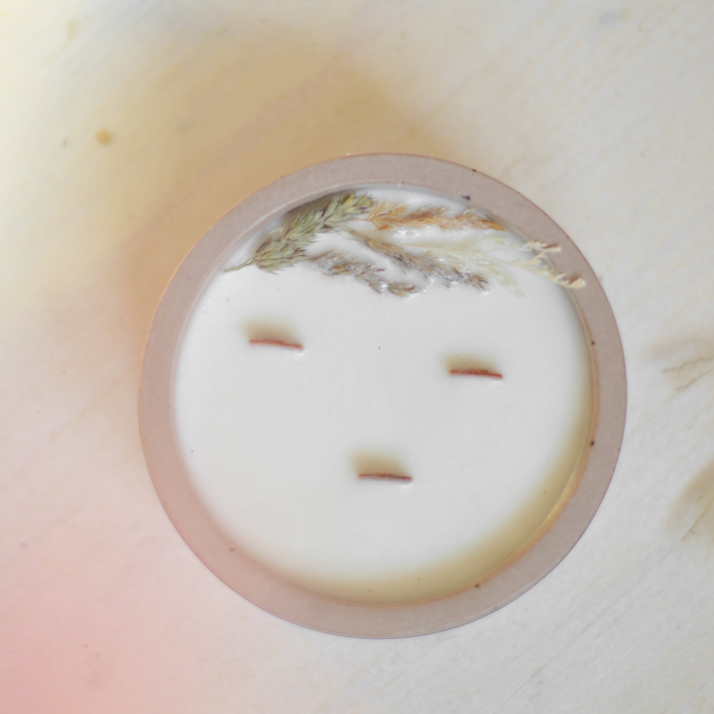 Dekorativní svíčka se třemi knoty a jemnou vůní jasmínu, která vytváří elegantní a relaxační atmosféru.