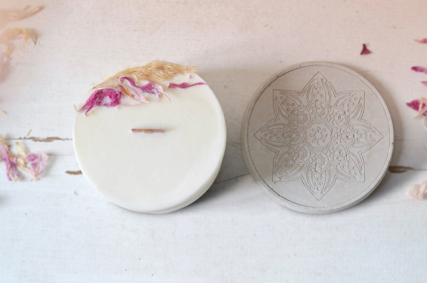 Sojová svíčka s dřevěným knotem na podtácku - Pivoňka 300 g - Inspired by Nature
