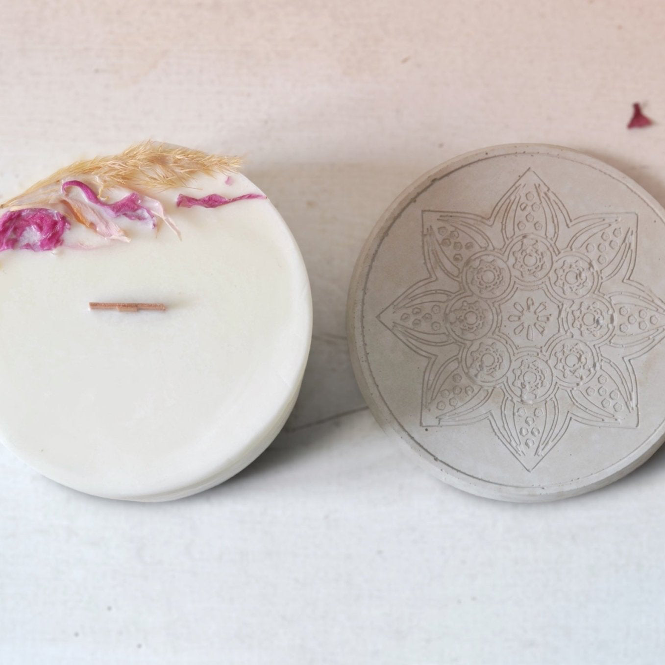 Sojová svíčka s dřevěným knotem na podtácku - Pivoňka 300 g - Inspired by Nature