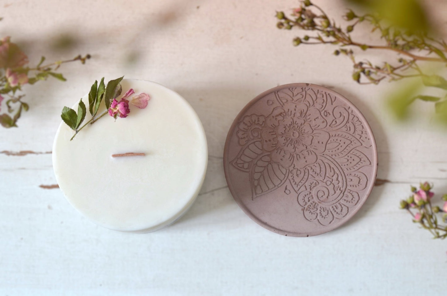 Sojová svíčka s dřevěným knotem na podtácku - Růže 300g - Inspired by Nature