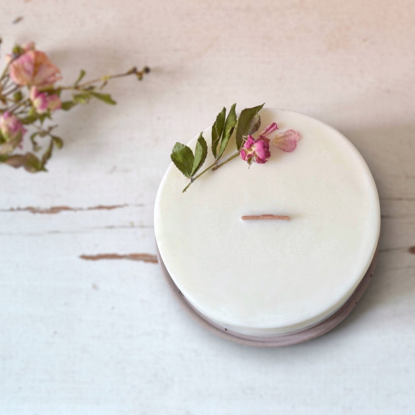 Sojová svíčka s dřevěným knotem na podtácku - Růže 300g - Inspired by Nature