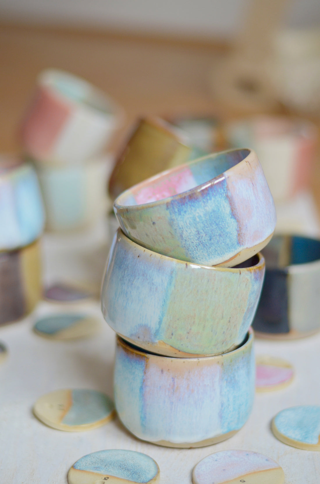 Testování keramických glazur na vzorcích před odesláním na hygienické zkoušky.