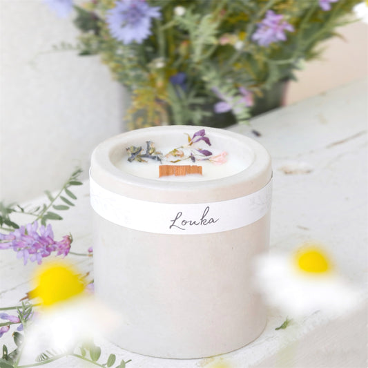 Sojová svíčka s dřevěným knotem v betonu - Louka 180g