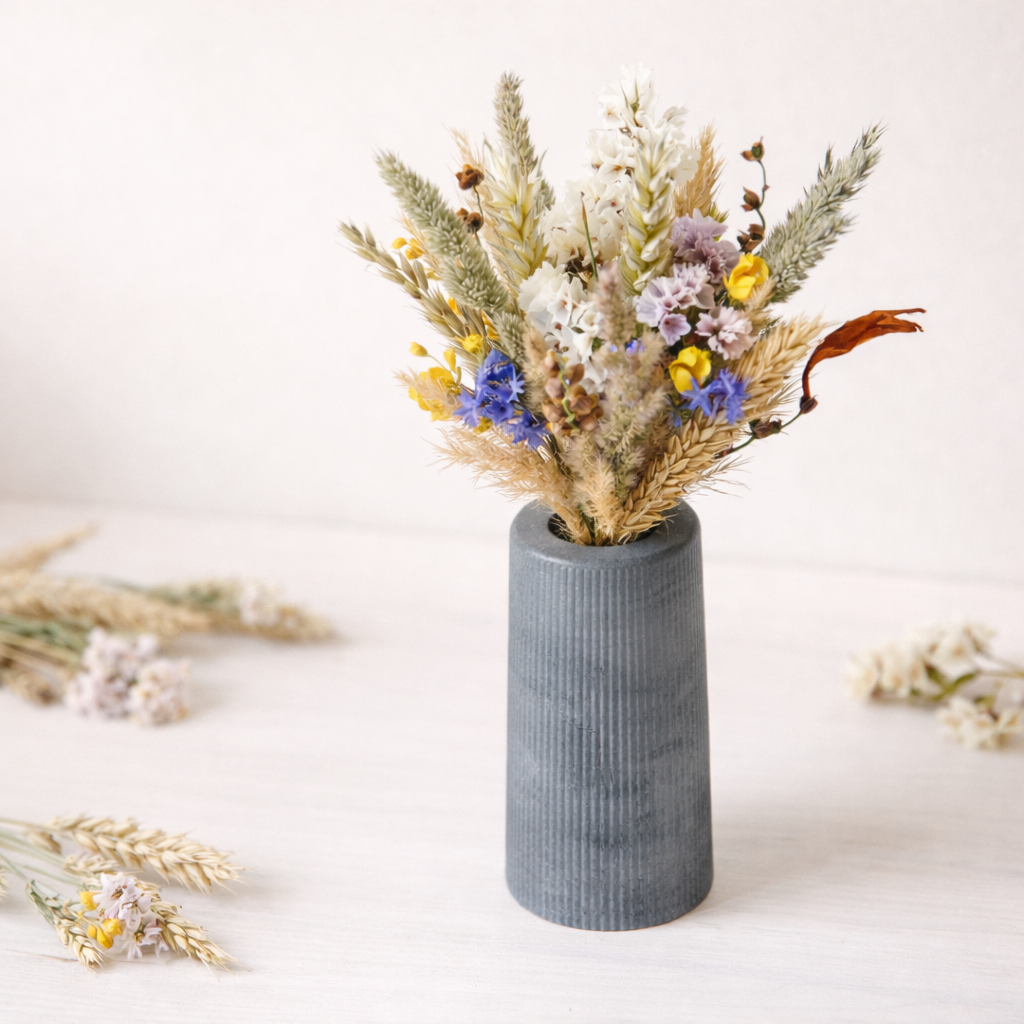 concrete vase with dried flowers Květina sušená v betonové vázičce - tmavě šedá. Front point of view