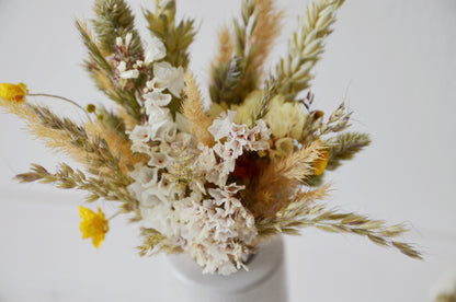 concrete vase with dried flowers Květina sušená v betonové vázičce - světle šedá. Close up. point of view from above