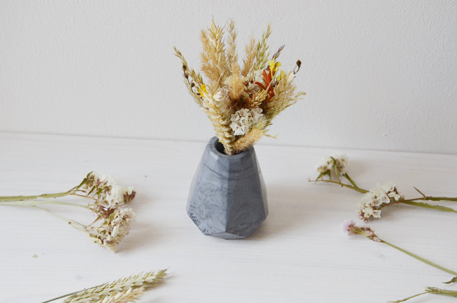 concrete vase with dried flowers Květina sušená v betonové vázičce - tmavě šedá diamant. Front point of view