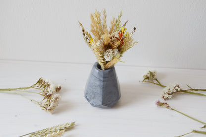 concrete vase with dried flowers Květina sušená v betonové vázičce - tmavě šedá diamant. Front point of view