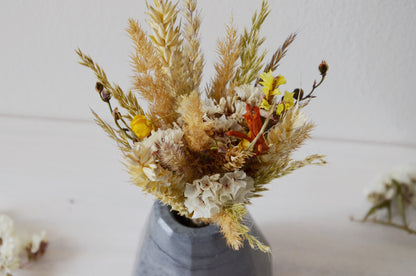 concrete vase with dried flowers Květina sušená v betonové vázičce - tmavě šedá diamant. Front point of view. Close up