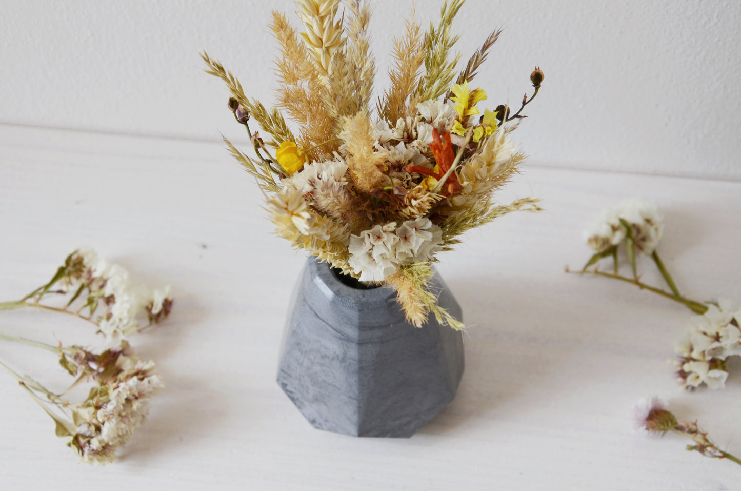 concrete vase with dried flowers Květina sušená v betonové vázičce - tmavě šedá diamant. Point of view from above