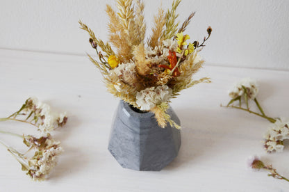 concrete vase with dried flowers Květina sušená v betonové vázičce - tmavě šedá diamant. Point of view from above