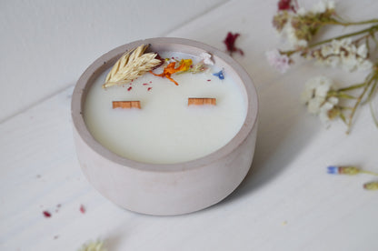 Candle Sojová svíčka s dřevěnými knoty v betonu - Letní 180g. Point of view from above