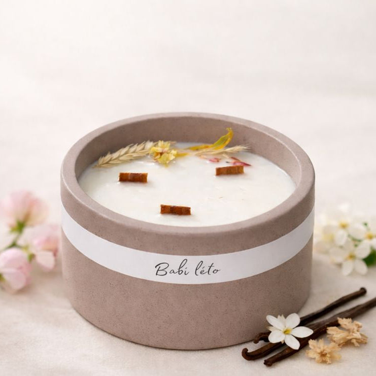 Podzimní sójová svíčka s vůní babího léta, odlitá v elegantní nádobě se třemi knoty pro intenzivní a rovnoměrné hoření.