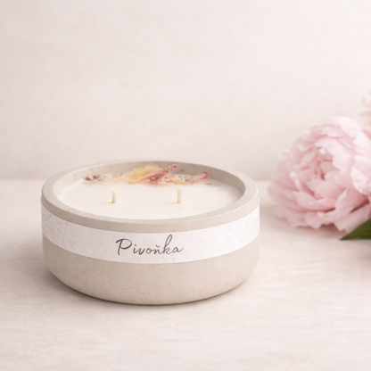 Sójová svíčka s vůní pivonky , bavlnenymi knoty a ručně odlévaným betonovým obalem. Elegantní přírodní design pro útulnou atmosféru.