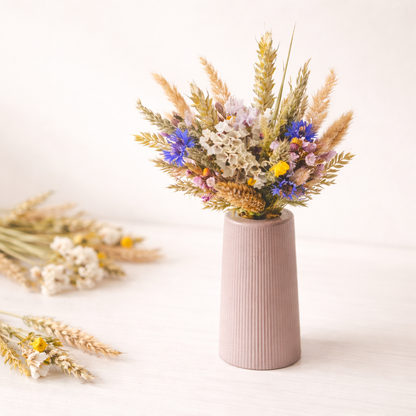 concrete vase with dried flowers Květina sušená v betonové vázičce - hnědá. Front point of view.