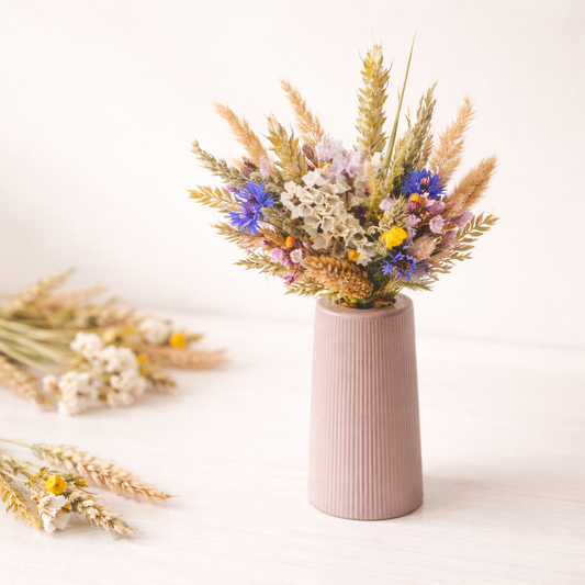 concrete vase with dried flowers Květina sušená v betonové vázičce - hnědá. Front point of view.