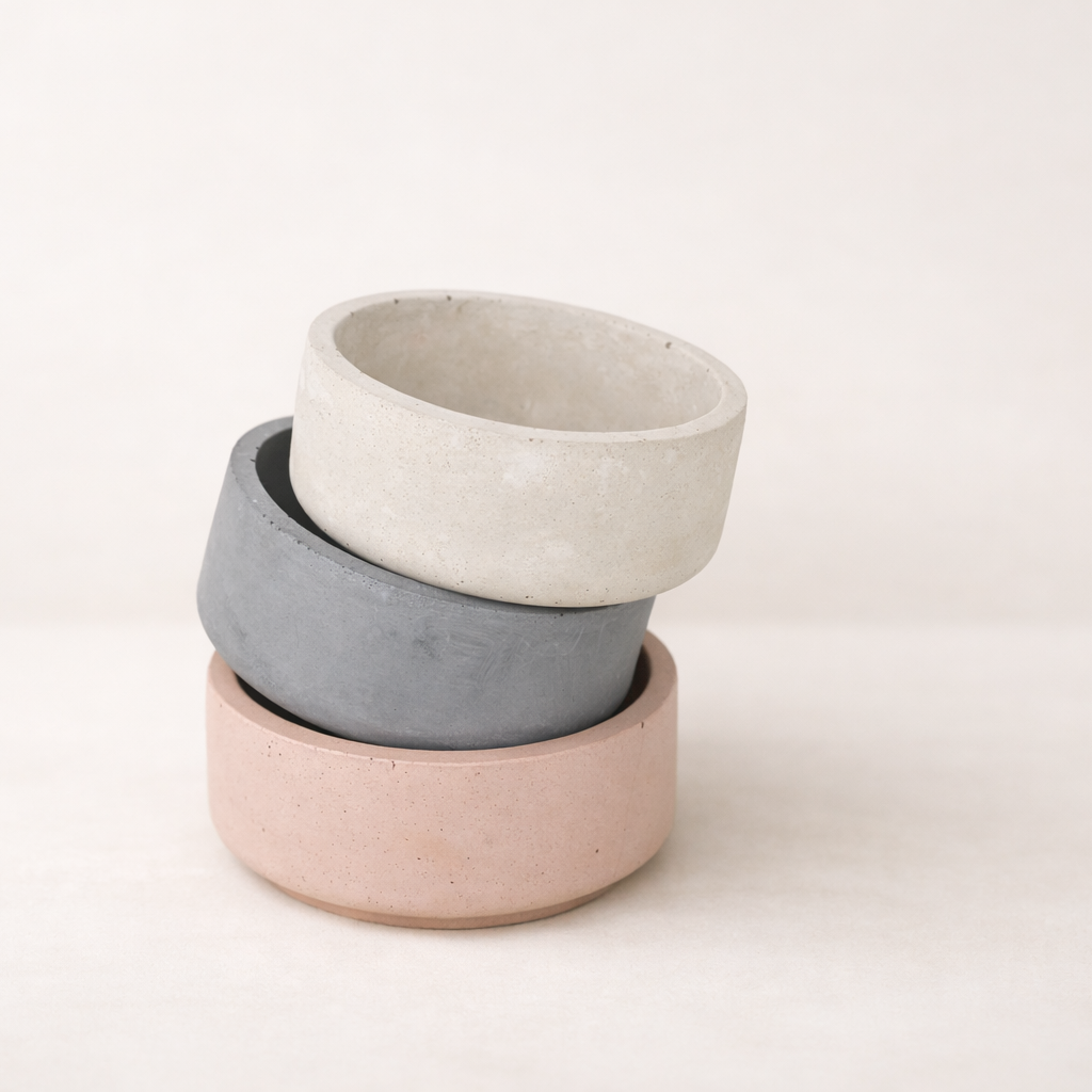 betonove misticky poskladane na sobe , dole je staroruzova uprostred tmave seda a nahore svetle seda. 