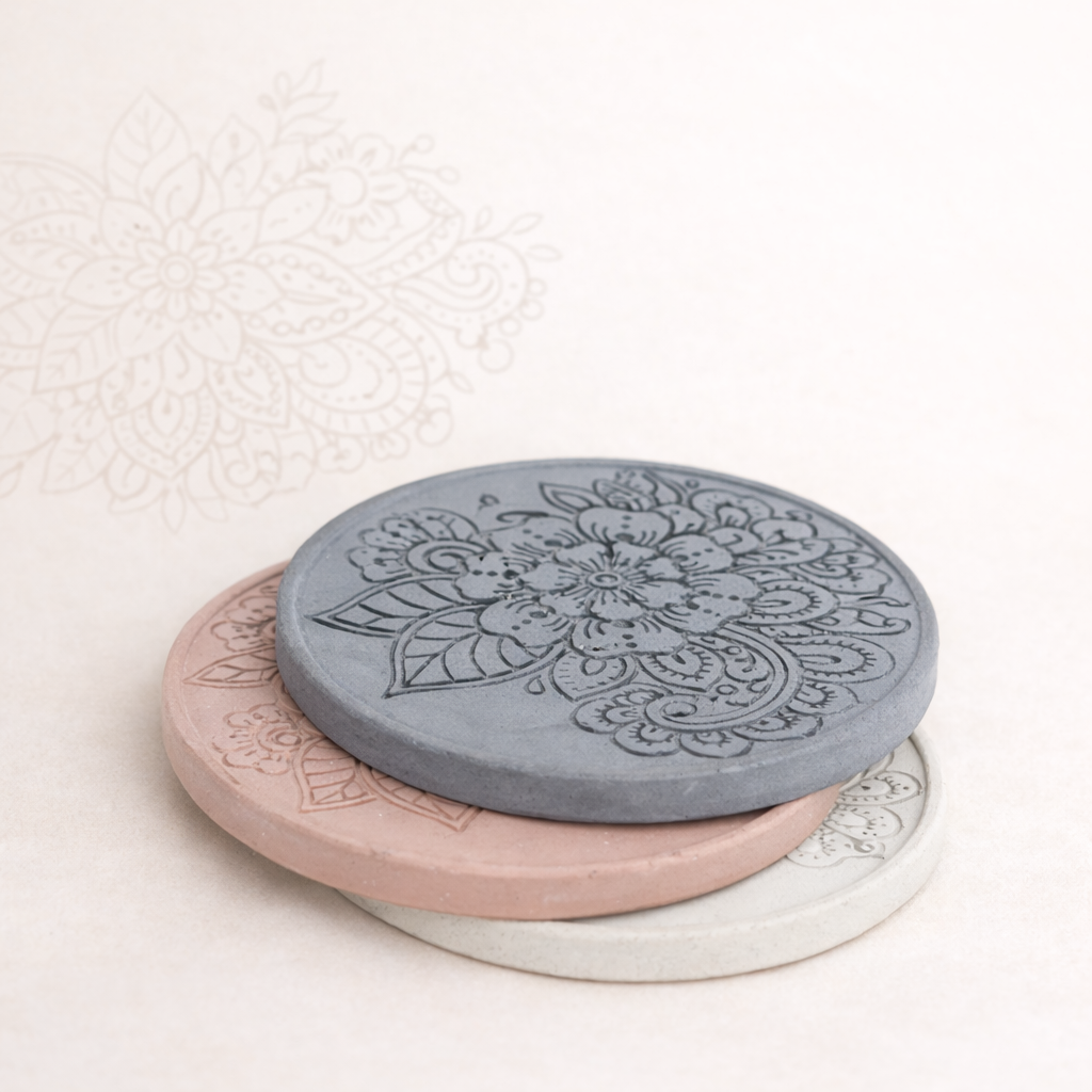 betonove podtacky naskladane na sobe, vsechny tri barvy