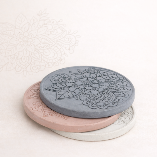 betonove podtacky naskladane na sobe, vsechny tri barvy