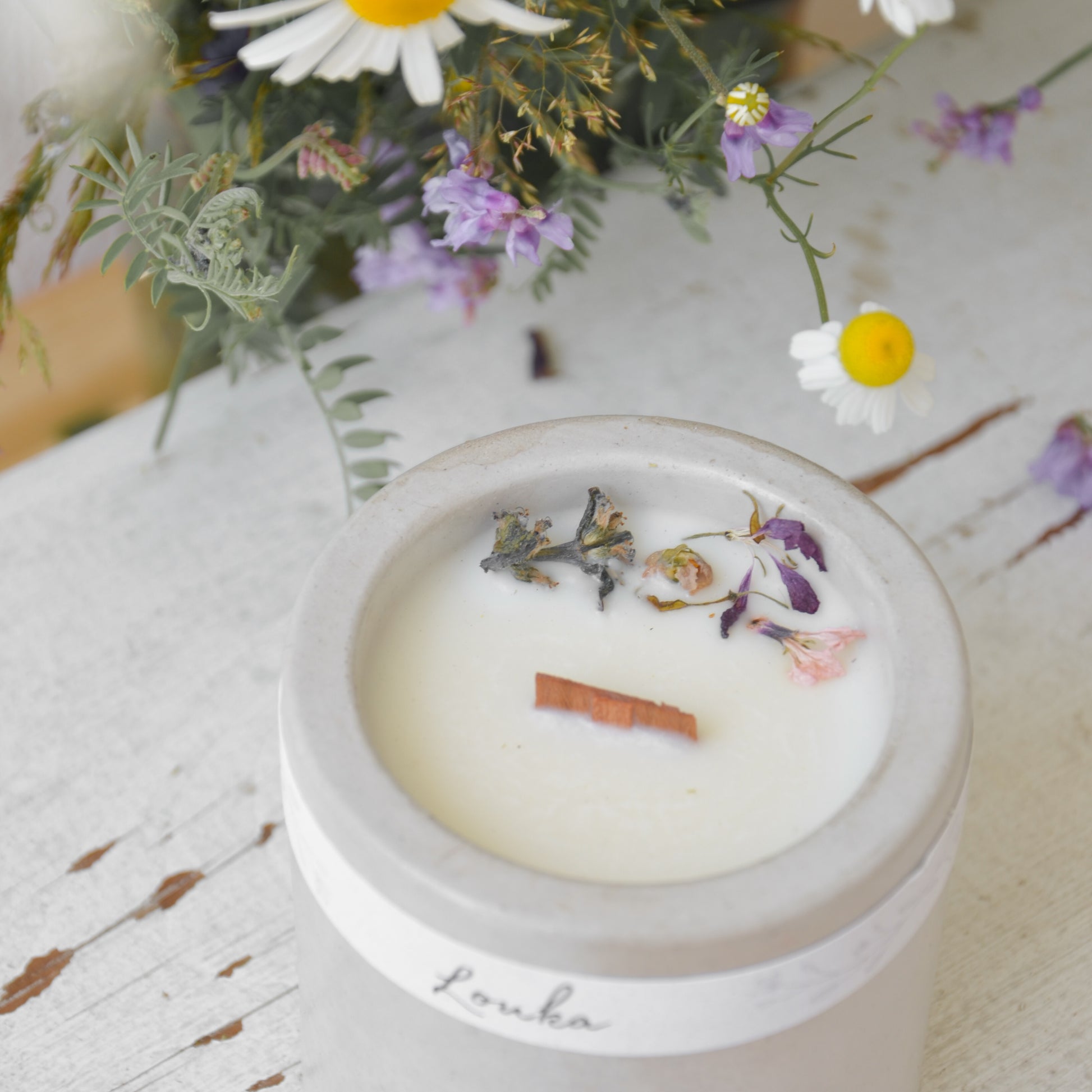 Sójová svíčka s vůní louka v ručně vyráběné betonové nádobce s jedním dřevěným knotem – minimalistický design, přírodní aroma pro útulnou a relaxační atmosféru.