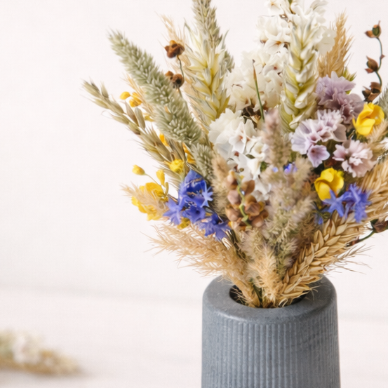 concrete vase with dried flowers Květina sušená v betonové vázičce - tmavě šedá. Front point of view