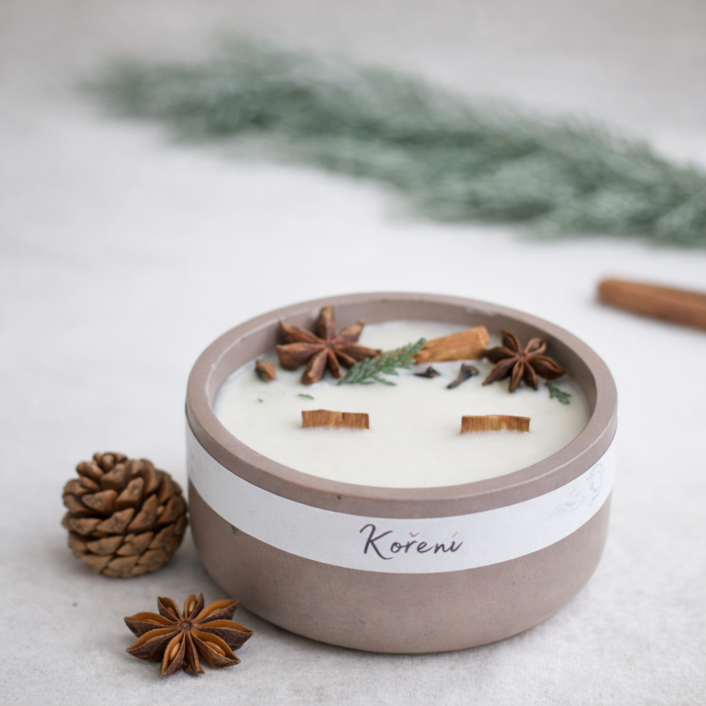 Ručně vyráběná sojová svíčka Koření v betonové nádobě s dřevěným knotem, zdobená skořicí, badyánem a hřebíčkem.