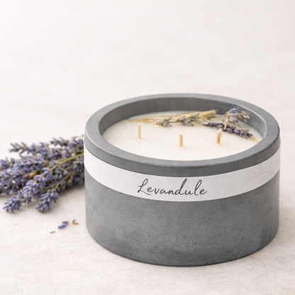 Přírodní ručně vyráběná sójová svíčka Levandule v matné betonové dóze s bavlněnými knoty a sušenou levandulí, aranžovaná v minimalistickém stylu na světlém neutrálním pozadí.