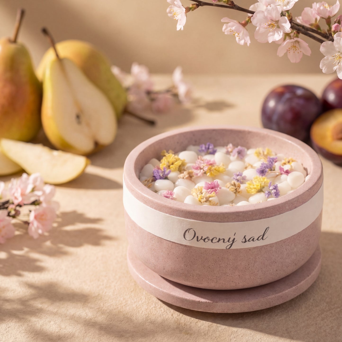 Ručně vyráběný vonný vosk „Ovocný sad“ v růžové betonové misce se dvěma dřevěnými knoty a dekorací ze sušených květů.