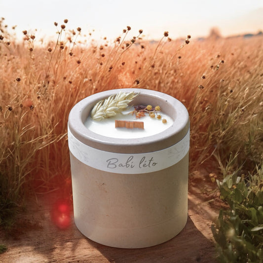 Podzimní sójová svíčka s vůní babího léta, odlitá v elegantní nádobě s dřevěným knotem pro  atmosféru jako u krbu