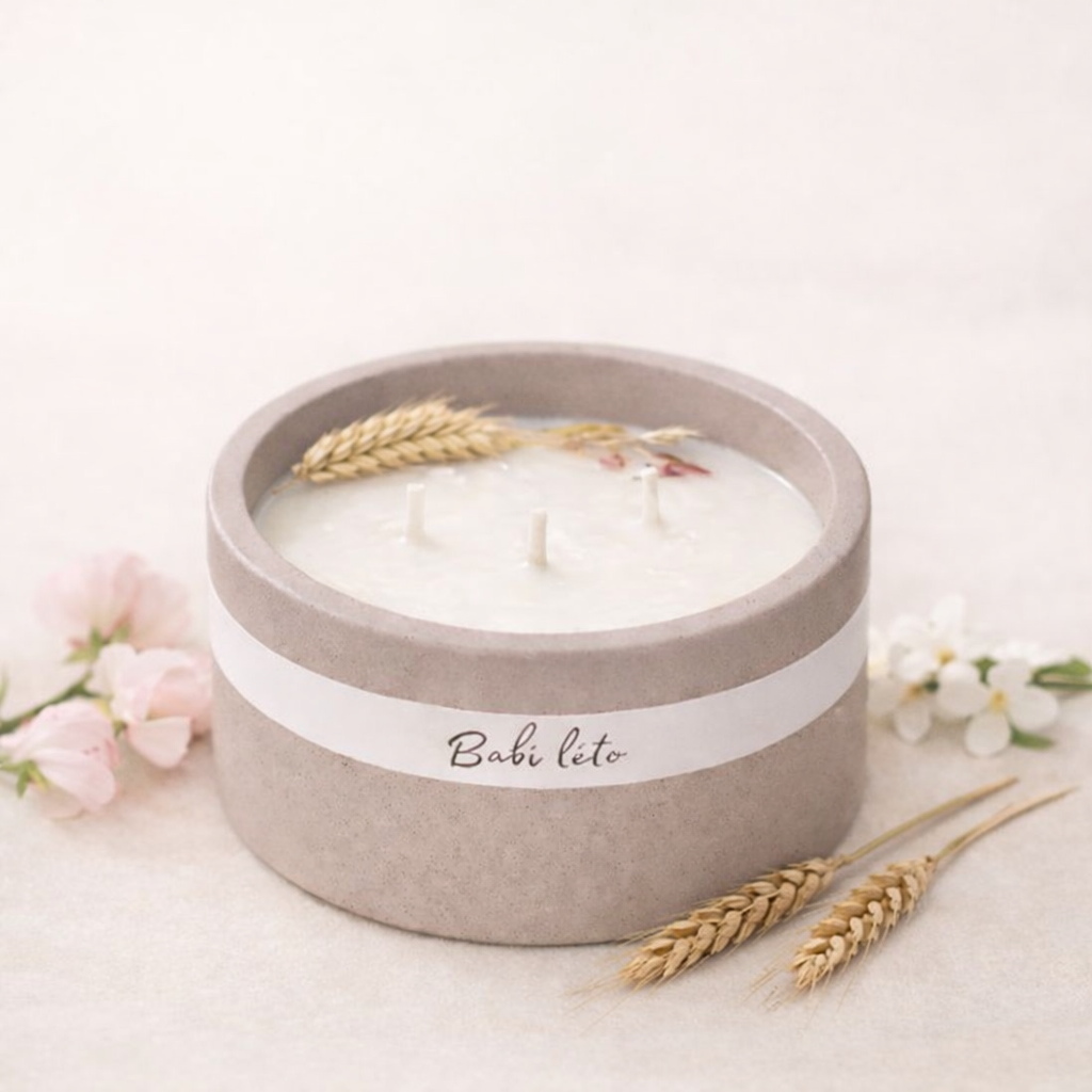 Podzimní sójová svíčka s vůní babího léta, odlitá v elegantní nádobě se třemi knoty pro intenzivní a rovnoměrné hoření.