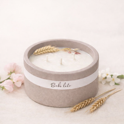 Podzimní sójová svíčka s vůní babího léta, odlitá v elegantní nádobě se třemi knoty pro intenzivní a rovnoměrné hoření.