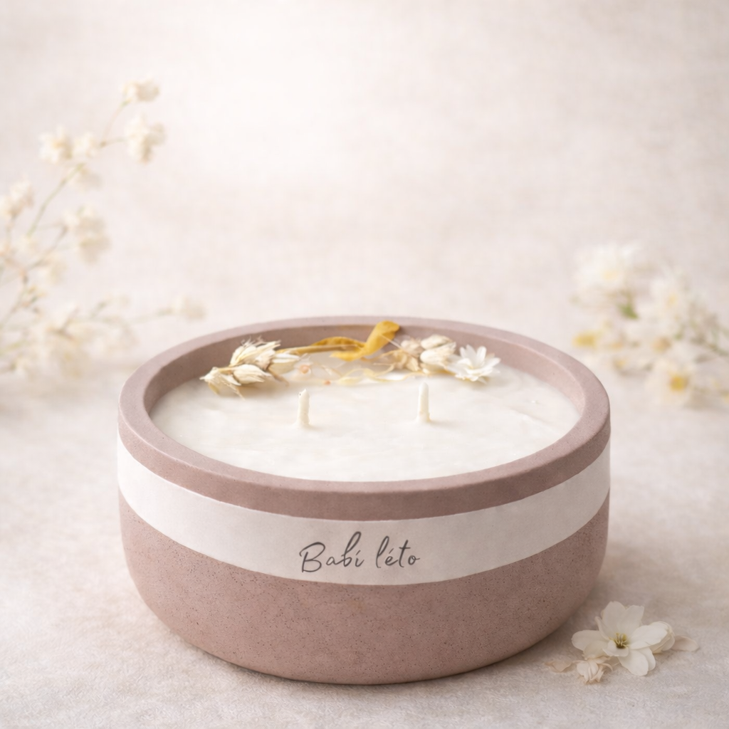 vonná sojová svíčka v  betonové nádobě s vůní babího léta, elegantní a přírodní design pro útulnou podzimní atmosféru. s bavlnenym knotem. nazdobena s vanilkou a bilymi kvety 