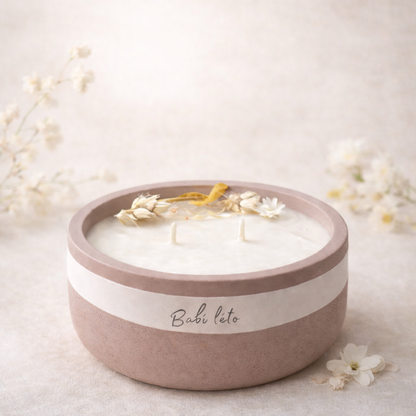 vonná sojová svíčka v  betonové nádobě s vůní babího léta, elegantní a přírodní design pro útulnou podzimní atmosféru. s bavlnenym knotem. nazdobena s vanilkou a bilymi kvety 