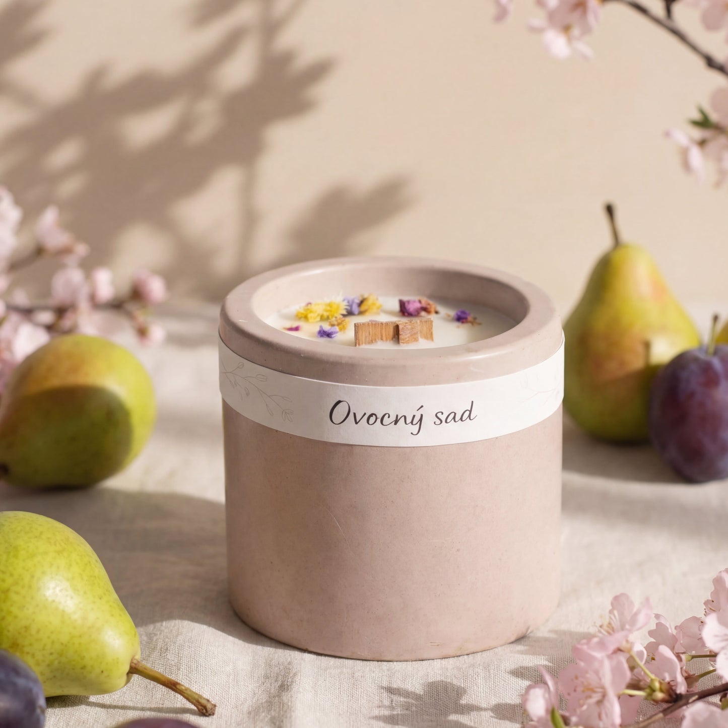 Ručně vyráběný vonný vosk „Ovocný sad“ v růžové betonové misce se dvěma dřevěnými knoty a dekorací ze sušených květů.