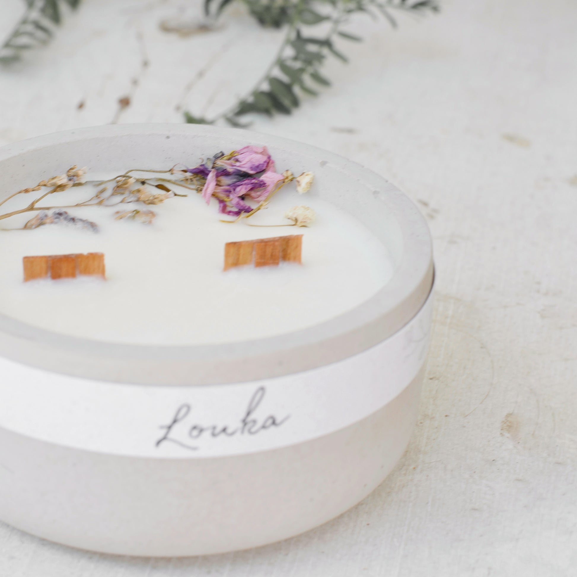 Sójová svíčka v betonové nádobce se dvěma dřevěnými knoty, vůně Louky, moderní minimalistický design, přírodní dekorace do interiéru.