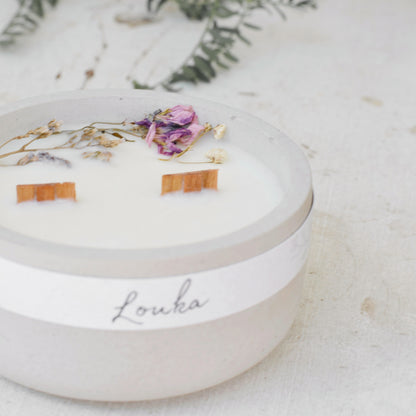Sójová svíčka v betonové nádobce se dvěma dřevěnými knoty, vůně Louky, moderní minimalistický design, přírodní dekorace do interiéru.
