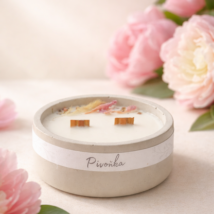 Sójová svíčka s vůní pivoňky, dřevěným knotem a ručně odlévaným betonovým obalem. Elegantní přírodní design pro útulnou atmosféru.